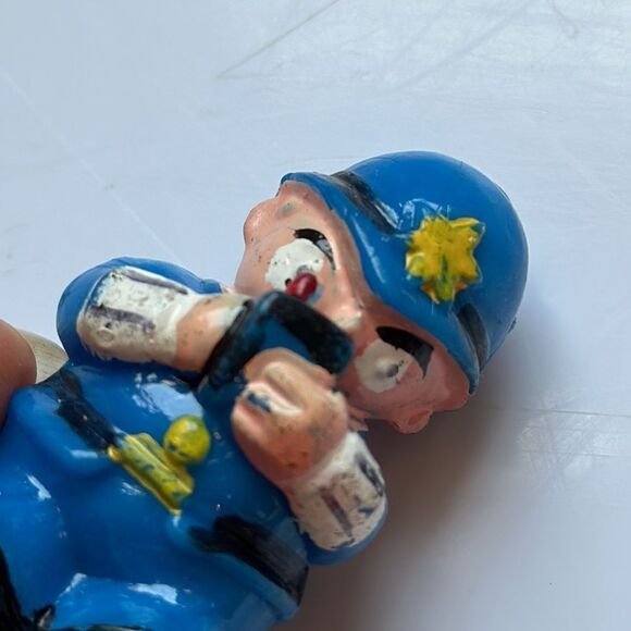 Vintage policeman dressed in blue writing a ticket hard plastic cake topper/toy - Picture 4 of 6